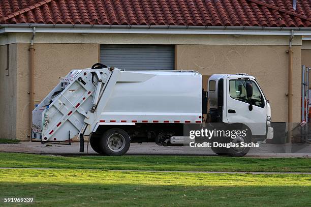 refuse truck - schrottpresse stock-fotos und bilder