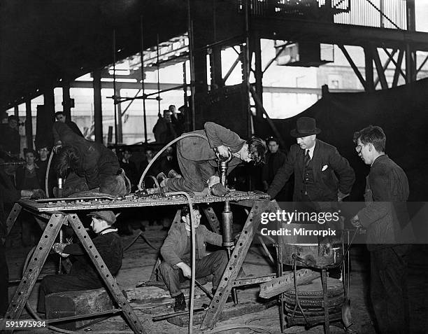 Ships Riveter 439 Wwii Shipyard Stock Photos, High-Res Pictures, and Images - Getty ...