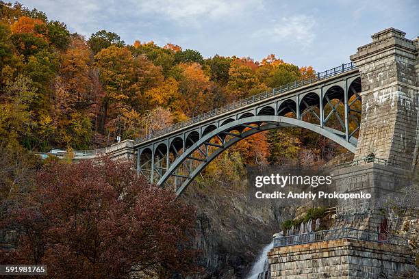 bridge over the new croton dam - westchester county stock-fotos und bilder