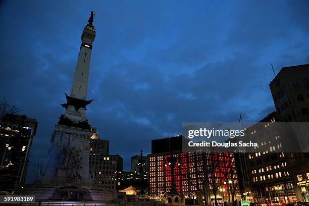 evening skyline at monument circle - indiana state capitol building stock pictures, royalty-free photos & images