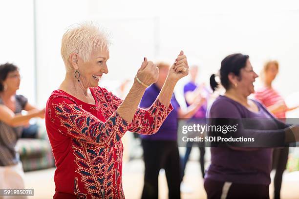 mujer mayor disfruta de clase de baile - dance studio fotografías e imágenes de stock