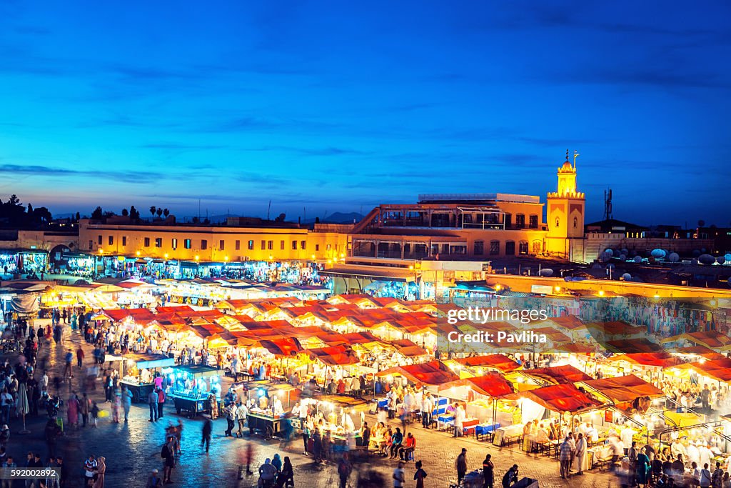 イブニング Djemaa El Fna 正方形、クトゥビアモスク、マラケシュ、モロッコ