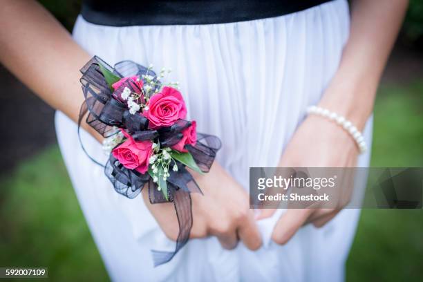 close up of teenage girl in prom attire wearing corsage - corsage imagens e fotografias de stock