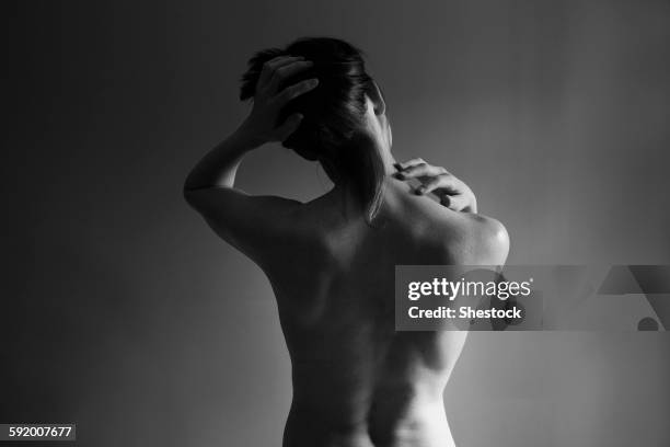 muscular back of nude caucasian woman - donna mezzo busto bianco e nero foto e immagini stock