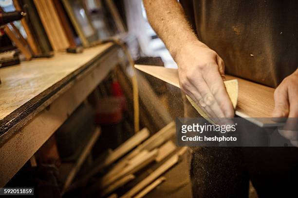wood artist in workshop, sanding wood, close-up - heshphoto - fotografias e filmes do acervo