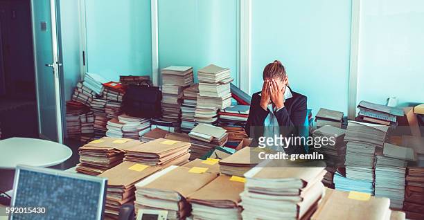 overworked office worker, bureaucracy, archives - grote groep dingen stockfoto's en -beelden