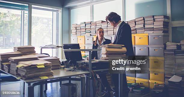 impiegati troppo impiegati, burocrazia, archivi - burocrazia foto e immagini stock