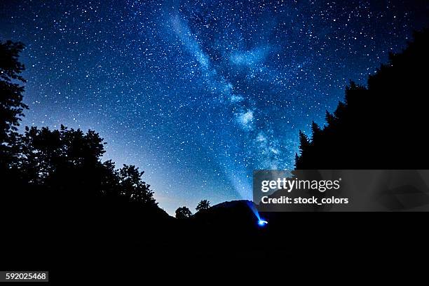 la manera lechosa en el cielo en el tiempo de la noche - las pléyades fotografías e imágenes de stock