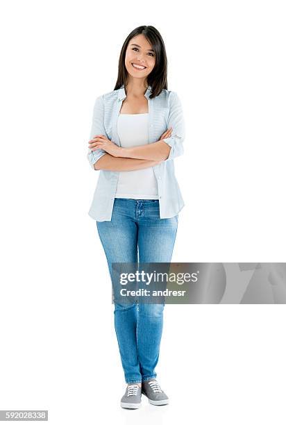 lässige lateinamerikanische frau lächelnd - woman wearing white jeans stock-fotos und bilder
