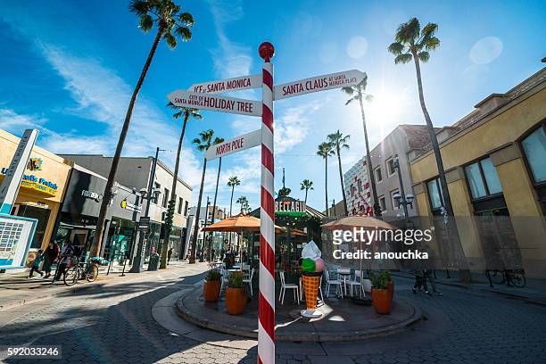 christmas directions on santa monica street, ca, usa - third street promenade stockfoto's en -beelden