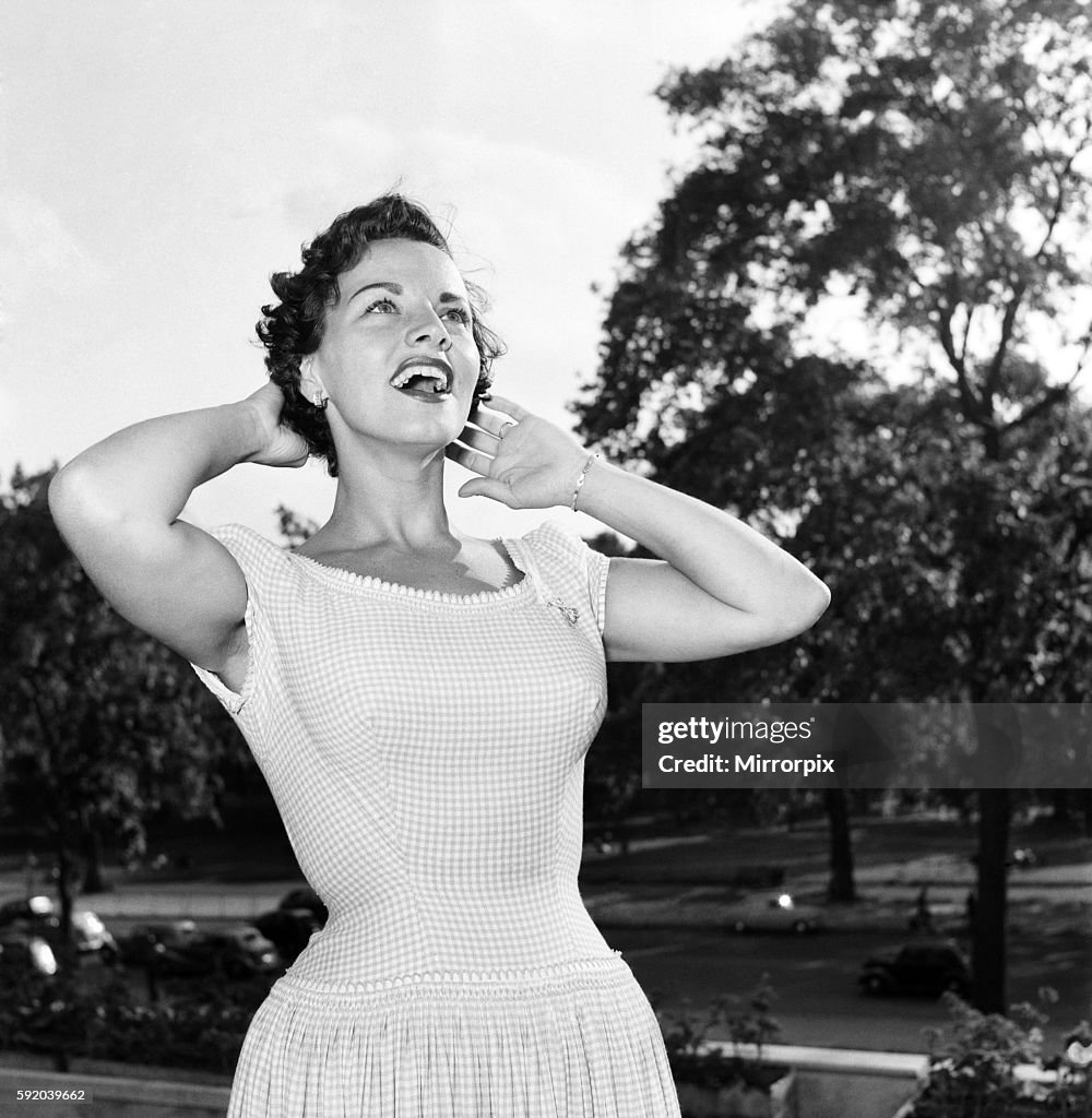 American singer Kay Starr at the Dochester Hotel. August 1953 D5108-001