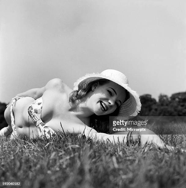 Glamour girl Val Hollman. January 1960 M4307-013