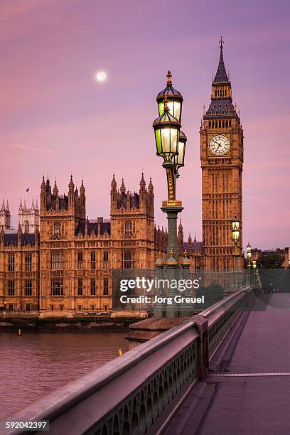 moon over london - big ben stockfoto's en -beelden