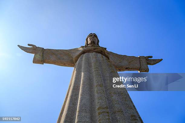 cristo rei, christ statue in lisbon - jesus cristo stock-fotos und bilder