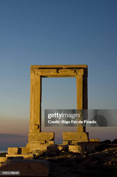 portara, naxos, cyclades island, greece - mar de creta imagens e fotografias de stock