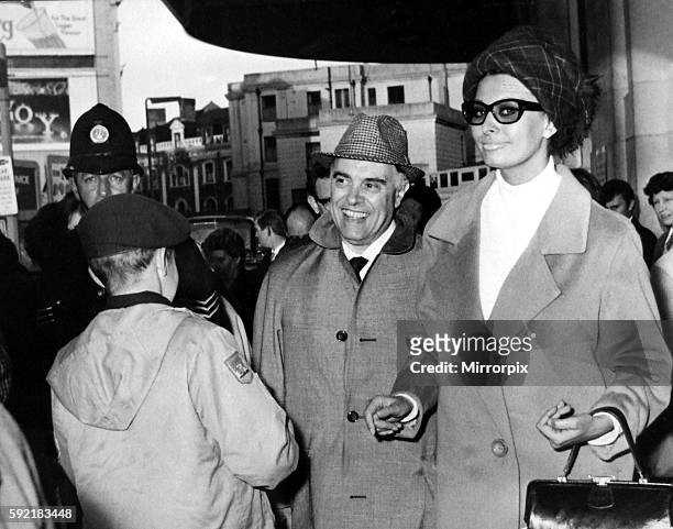 Italian film star Sophia Loren and Carlo Ponti arrive at Cardiff General Station. Loren is in Wales to film scenes for the movie 'Arabesque' - 21st...