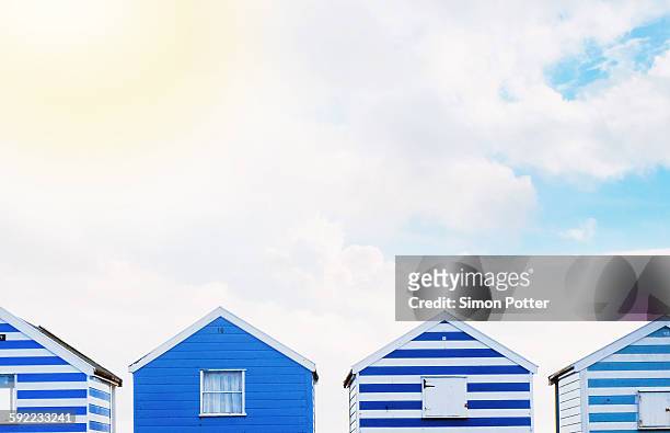row of beach huts - beach hut fotografías e imágenes de stock