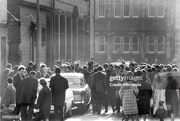 Crowd scene outside Hyde Court, Manchester, 20th October 1965. The Moors murders were carried out by Ian Brady and Myra Hindley between July 1963 and...