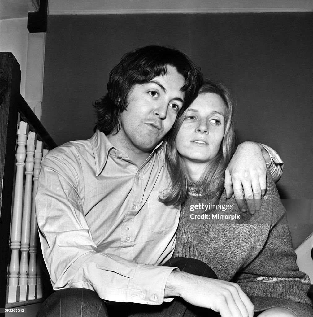Beatles singer Paul McCartney with his new bride Linda Eastman March 1969 Z02640
