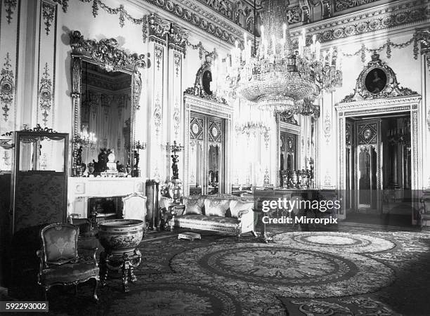 525 Buckingham Palace Interior Stock Photos, High-Res Pictures, and ...