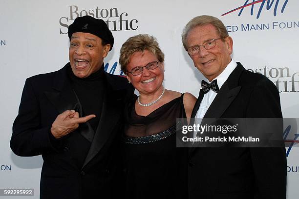 Al Jarreau and Claude and Alfred Mann attend The Alfred Mann Foundation's 2nd Annual 'Evening of Innovation & Inspiration' Honoring Larry King,...