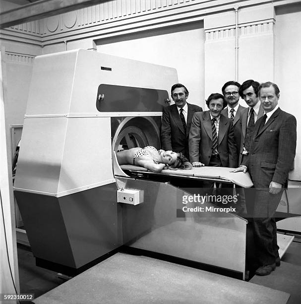 Ray scanner with the team from L/R Godfrey Hounsfield , Tony Williams , Peter Langstone , Steve Bates , Chris Lemay . April 1975 75-1905