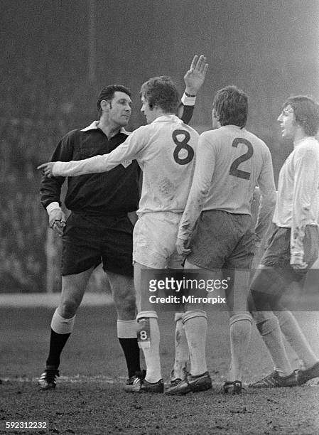 Leeds United 2 v Tottenham Hotspur 1. Leeds' Allan Clarke argues a decision with referee Jack Taylor. 18th March 1972.