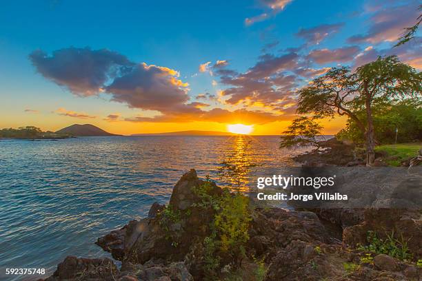 ビーチからハワイの夕日 - lanai ストックフォトと画像