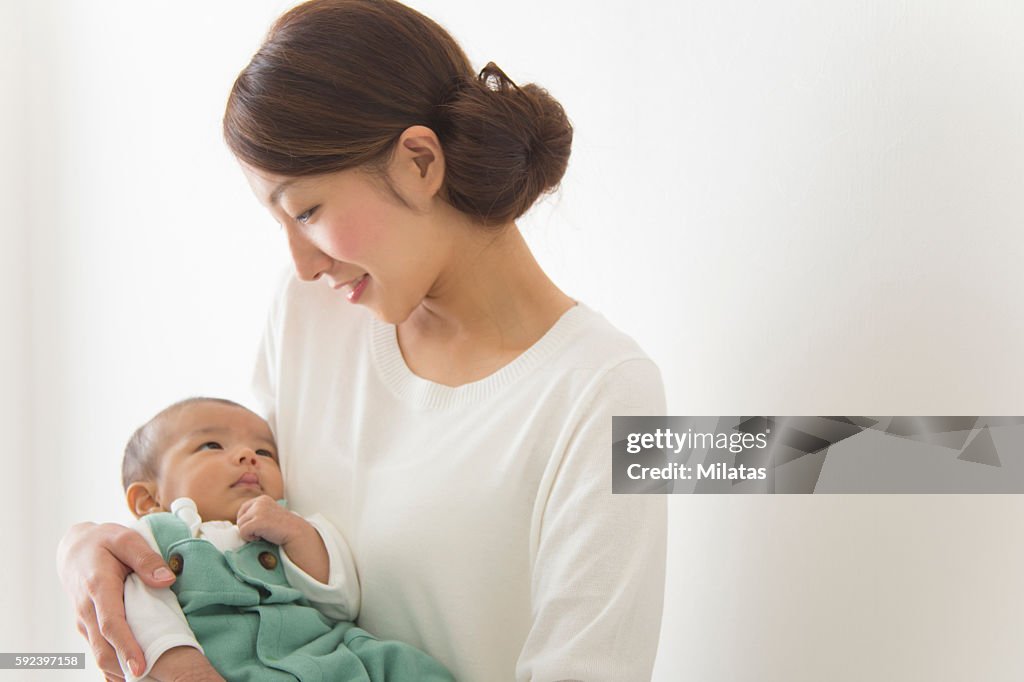 Madre con el niño japonés