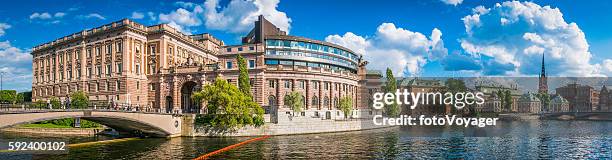 stockholm riksdagshuset parliament house reflecting gamla stan waterfront panorama sweden - parliament building stockfoto's en -beelden