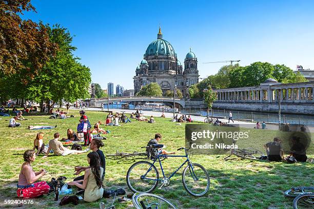 catedral de berlín e isla de los museos - centro de berlín fotografías e imágenes de stock