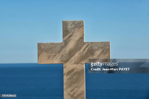 cross in cemetery above the horizon and the sea - jean marc payet foto e immagini stock