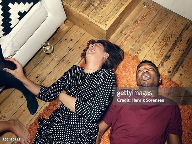 group of young people having a party - woman enjoying night stockfoto's en -beelden