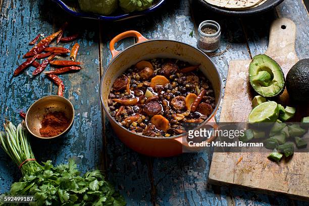 mexican pozole with chorizo - plat mijoté photos et images de collection