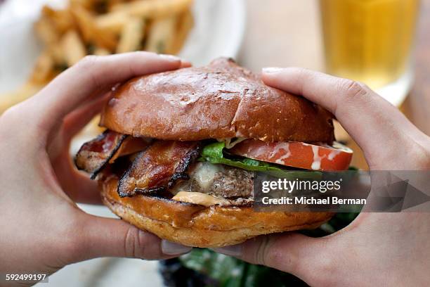 ready to eat cheeseburger - american burger stock-fotos und bilder