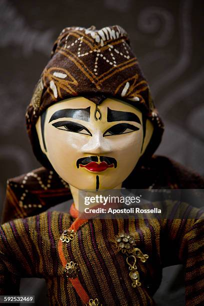 wayang, indonesian puppet - wayang kulit photos et images de collection