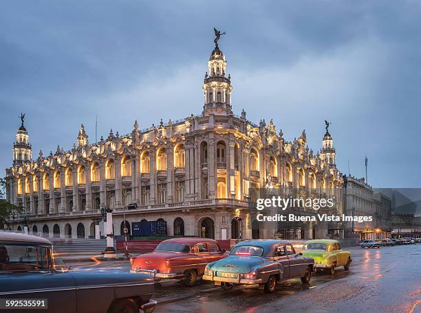 old american cars and the cuban national theater - cuba - fotografias e filmes do acervo