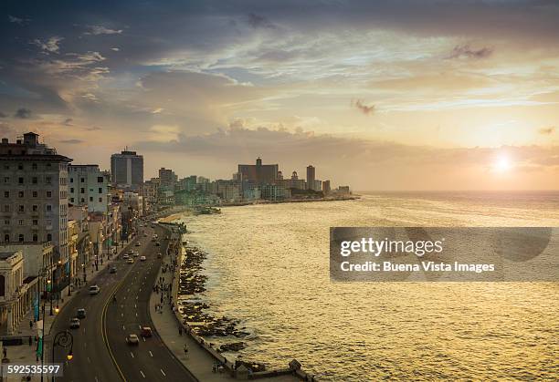 havana. view of el malecon at sunset - malecon stock-fotos und bilder