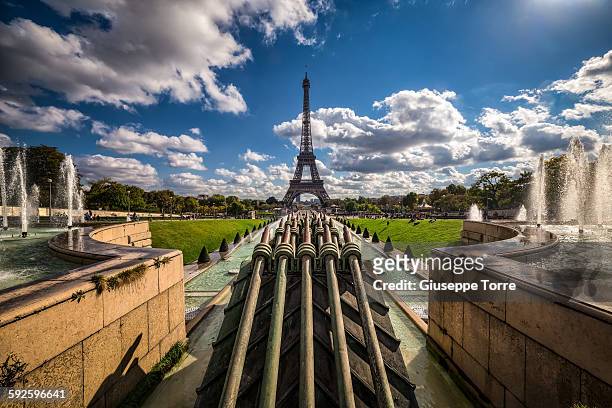 aiming - torre eiffel stock pictures, royalty-free photos & images