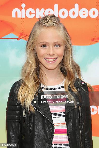 Loreto Peralta arrives at the Nickelodeon Kids' Choice Awards Mexico 2016 at Auditorio Nacional on August 20, 2016 in Mexico City, Mexico.