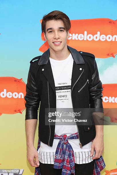 Alex Sotelo arrives at the Nickelodeon Kids' Choice Awards Mexico 2016 at Auditorio Nacional on August 20, 2016 in Mexico City, Mexico.