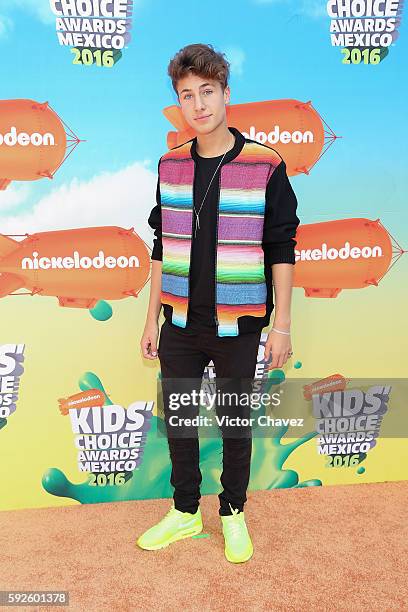 Juanpa Zurita arrives at the Nickelodeon Kids' Choice Awards Mexico 2016 at Auditorio Nacional on August 20, 2016 in Mexico City, Mexico.