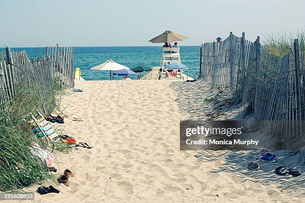 beach entrance with ocean in the distance - ハンプトン ストックフォトと画像