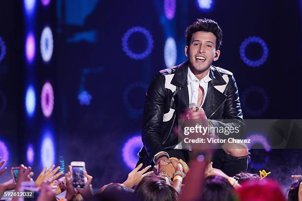 Singer Sebastian Yatra performs on stage during the Nickelodeon Kids' Choice Awards Mexico 2016 at Auditorio Nacional on August 20, 2016 in Mexico...