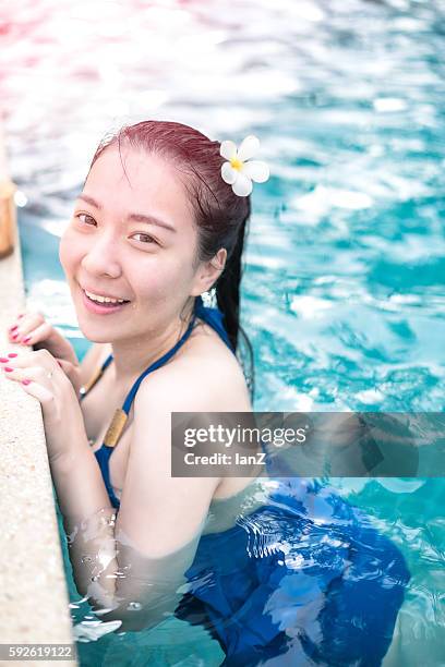 young woman in swimming pool - puket fotografías e imágenes de stock