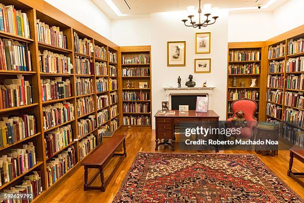 Toronot Rference Library 929 The Toronto Reference Library Stock Photos, High-Res Pictures, and ...