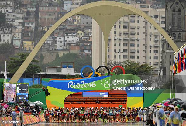 Athletes start the race during the Men's Marathon on Day 16 of the Rio 2016 Olympic Games at Sambodromo on August 21, 2016 in Rio de Janeiro, Brazil.