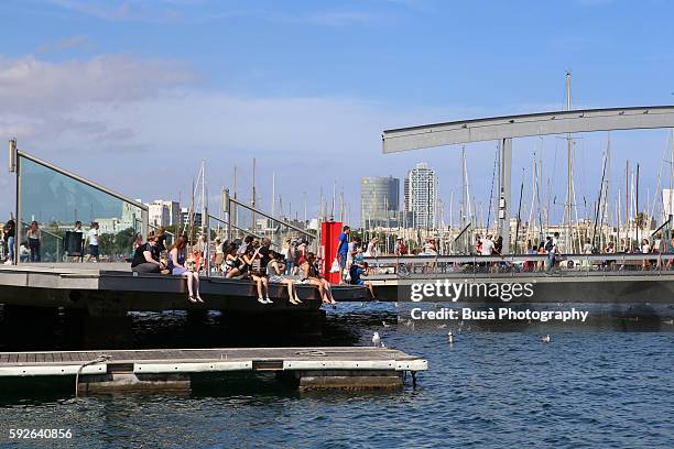 barcelona's "rambla del mar", a pedestrian bridge built in the 1990s as a continuation of las ramblas in the port vell of barcelona. - rambla del mar stock-fotos und bilder