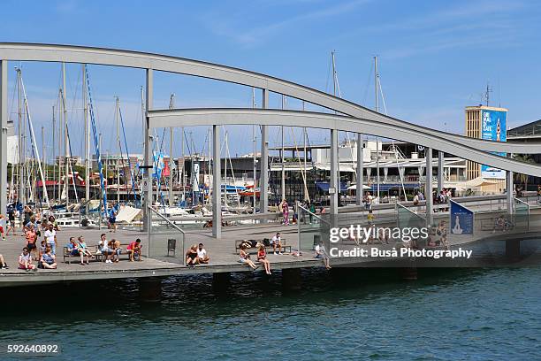 barcelona's "rambla del mar", a pedestrian bridge built in the 1990s as a continuation of las ramblas in the port vell of barcelona. - rambla del mar stock-fotos und bilder