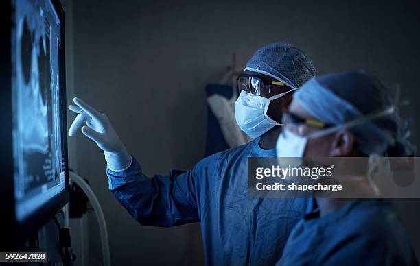 surgical excellence at it’s best - doctor technology stockfoto's en -beelden